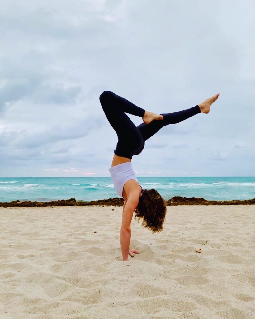 Handstand by the ocean || #yoga #inspiration @yoginikeys blog