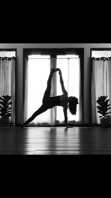 Jayme Sekel | Vasistasana Variation with Bind || Quiet Time on the Mat || #yoga @yoginikeys #peoplewhopractice