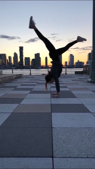 Handstand rooftop by Jayme Sekel || #yoga #inspo @yoginikeys blog 